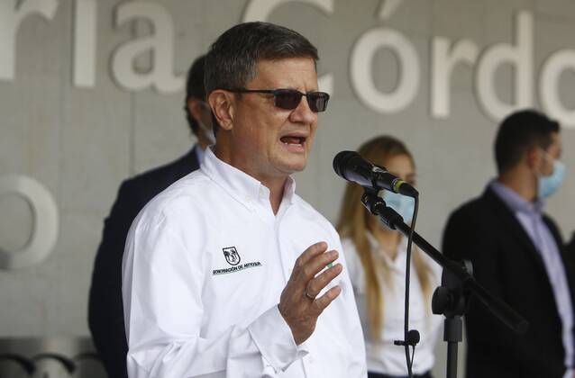 Government Secretary of Antioquia, Luis Fernando Suarez, speaks to the media after receiving the first batch of vaccines against covid-19 today, at the Jose Maria Cordova Airport, in the municipality of Rionegro, near Medellin, Colombia, 17 February 2021. A first batch of 6,570 vaccines purchased by the Colombian government against covid-19, arrived on Wednesday at the Jose Maria Cordova airport in Rionegro, where the cargo was received by the mayor of Medellin, Daniel Quintero, and the Secretary of Government of Antioquia, Luis Fernando Suarez. First batch of 6,570 covid-19 vaccines arrives in Antioquia !ACHTUNG: NUR REDAKTIONELLE NUTZUNG! Copyright: xLuisxEduardoxNoriegaxA.x AME6511 20210217-637491996369493397