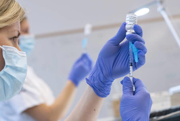 MALMO 2021 02 17 Syringes are loaded with the AstraZeneca Covid 19 Vaccine at the Skane University Hospital vaccination centre in Malmo, Sweden, February 17, 2021 MALMO SWEDEN x50090x,  Copyright: xJohanxNilsson TTx ASTRAZENECA COVID-19 VACCIN