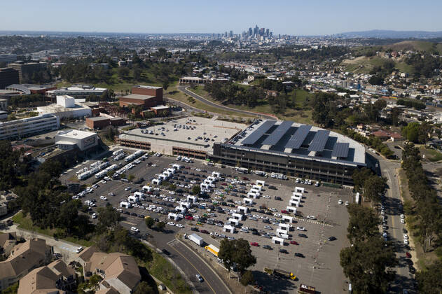 February 17, 2021, Los Angeles, California, USA: Motorists and passengers wait in line for their Covid-19 vaccinations administered by members of the National Guard at a joint state and federal COVID-19 vaccination site on the campus of California State University of Los Angeles in Los Angeles, Wednesday, Feb. 17, 2021. Los Angeles USA - ZUMAc68_ 20210217_zaf_c68_008 Copyright: xRingoxChiux