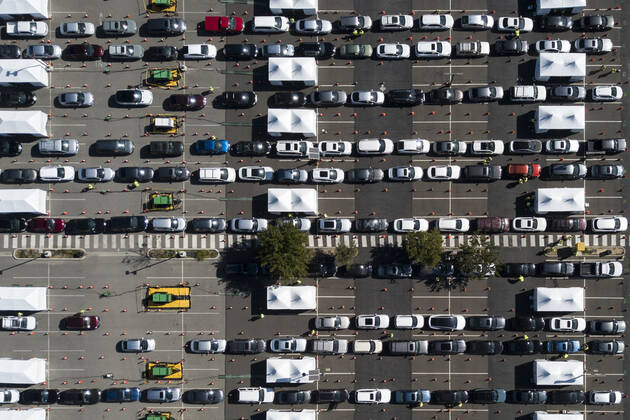 February 17, 2021, Los Angeles, California, USA: Motorists and passengers wait in line for their Covid-19 vaccinations administered by members of the National Guard at a joint state and federal COVID-19 vaccination site on the campus of California State University of Los Angeles in Los Angeles, Wednesday, Feb. 17, 2021. Los Angeles USA - ZUMAc68_ 20210217_zaf_c68_011 Copyright: xRingoxChiux