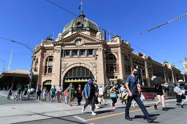 VICTORIA CORONAVIRUS COVID19, People cross at the intersection in front of Flinders Street station in Melbourne, Thursday, February 18, 2021. Victoria has recorded no new locally acquired coronavirus cases as life returns to COVID-normal after the state s five-day circuit breaker lockdown. ( NO ARCHIVING, EDITORIAL USE ONLY, NO USE IN BOOKS WITHOUT CONSENT MELBOURNE VIC AUSTRALIA  Copyright: xERIKxANDERSONx 20210218001521366622