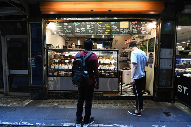 VICTORIA CORONAVIRUS COVID19, People order takeaway food in Centre Place, Melbourne, Thursday, February 18, 2021. Victoria has recorded no new locally acquired coronavirus cases as life returns to COVID-normal after the state s five-day circuit breaker lockdown. ( NO ARCHIVING, EDITORIAL USE ONLY, NO USE IN BOOKS WITHOUT CONSENT MELBOURNE VIC AUSTRALIA  Copyright: xERIKxANDERSONx 20210218001521372074