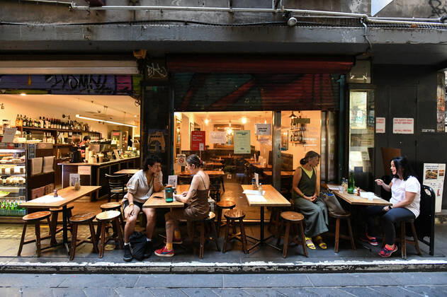VICTORIA CORONAVIRUS COVID19, People are seen at a cafe in Centre Place, Melbourne, Thursday, February 18, 2021. Victoria has recorded no new locally acquired coronavirus cases as life returns to COVID-normal after the state s five-day circuit breaker lockdown. ( NO ARCHIVING, EDITORIAL USE ONLY, NO USE IN BOOKS WITHOUT CONSENT MELBOURNE VIC AUSTRALIA  Copyright: xERIKxANDERSONx 20210218001521372092