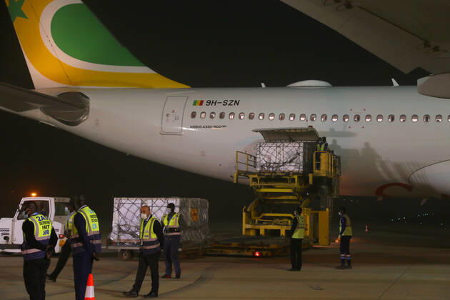 (210218) -- DAKAR, Feb. 18, 2021 -- Workers unload the first batch of China s Sinopharm COVID-19 vaccine at Blaise Diagne International Airport in Dakar, Senegal, Feb. 17, 2021. Senegal on Wednesday night received the first batch of China s Sinopharm COVID-19 vaccine. ) SENEGAL-DAKAR-CHINESE COVID-19 VACCINE-ARRIVAL XingxJianqiao 
