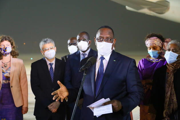 (210218) -- DAKAR, Feb. 18, 2021 -- Senegalese President Macky Sall (front) speaks during the delivery ceremony of the first batch of China s Sinopharm COVID-19 vaccine at Blaise Diagne International Airport in Dakar, Senegal, Feb. 17, 2021. Senegal on Wednesday night received the first batch of China s Sinopharm COVID-19 vaccine. ) SENEGAL-DAKAR-CHINESE COVID-19 VACCINE-ARRIVAL XingxJianqiao 