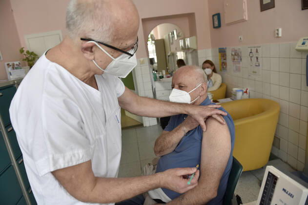 Vaccination of seniors against coronavirus continues in the Czech Republic on February 17, 2021. Photo from the Tomas Bata Regional Hospital in Zlin. (CTKxPhoto DaliborxGluck) CTKPhotoP202102180299601 dg 004A