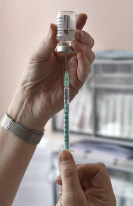 Vaccination of seniors against coronavirus continues in the Czech Republic on February 17, 2021. Photo from the Tomas Bata Regional Hospital in Zlin. (CTKxPhoto DaliborxGluck) CTKPhotoP202102180300301 dg 009A