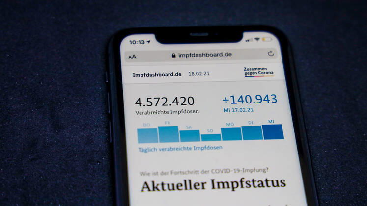 Impfdashboard des Bundesministerium für Gesundheit - Aktueller Impfstatus DEU, Deutschland, Berlin, 18.02.2021: Impfdashboard.de Stand: 18. Februar 2021, 09:45 Uhr, angezeigt auf einem iPhone. Fortschritt der COVIDâ -â 19â -â Impfung.