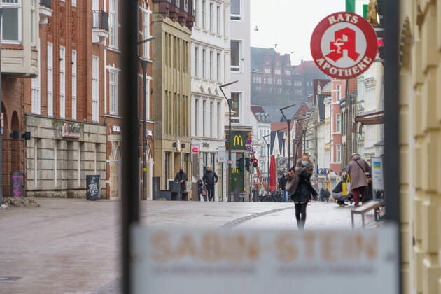 Flensburger Innenstadt Hochinzidenzgebiet Fußgängerzone mit Maskenpflicht Flensburg hat nächtliche Ausgangssperre angeordnet -;Flensburger Innenstadt Hochinzidenzgebiet Fußgängerzone mit Maskenpflicht Flensburg hat nächtliche Ausgangssperre angeordnet -, Flensburg Schleswig-Holstein Deutschland Innenstadt