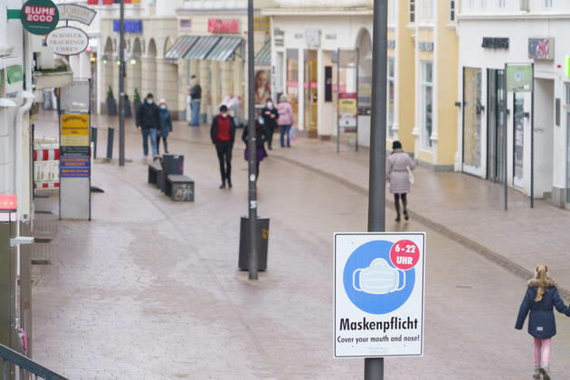 Flensburger Innenstadt Hochinzidenzgebiet Fußgängerzone mit Maskenpflicht Flensburg hat nächtliche Ausgangssperre angeordnet -;Flensburger Innenstadt Hochinzidenzgebiet Fußgängerzone mit Maskenpflicht Flensburg hat nächtliche Ausgangssperre angeordnet -, Flensburg Schleswig-Holstein Deutschland Innenstadt