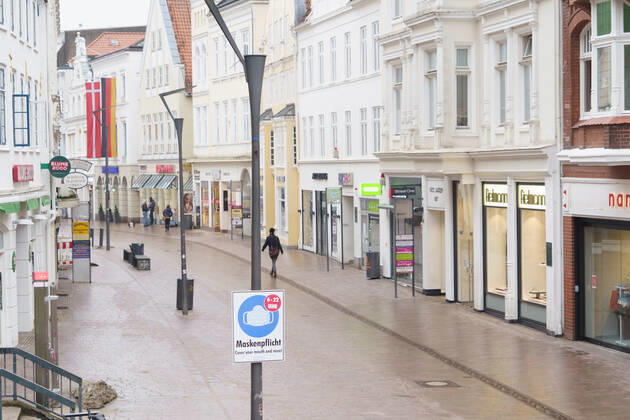 Flensburger Innenstadt Hochinzidenzgebiet Fußgängerzone mit Maskenpflicht Flensburg hat nächtliche Ausgangssperre angeordnet -;Flensburger Innenstadt Hochinzidenzgebiet Fußgängerzone mit Maskenpflicht Flensburg hat nächtliche Ausgangssperre angeordnet -, Flensburg Schleswig-Holstein Deutschland Innenstadt