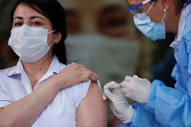 Health worker Claudia Benavides receives the first dose of the Pfizer vaccine at Clinica Colombia, in Bogotá, Colombia, on 18 February 2021. EPA Mauricio Duenas Castaneda Health workers receive covid-19 vaccines in Bogota !ACHTUNG: NUR REDAKTIONELLE NUTZUNG!  Copyright: xMauricioxDuenasxCastanedax AME6663 20210218-637492525785784417