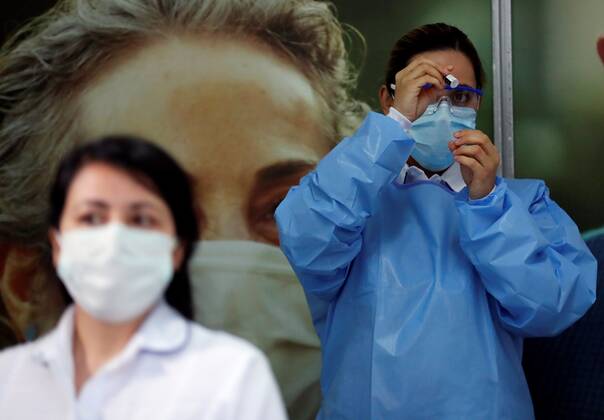A nursery prepares a dose of the Pfizer vaccine which will be injected to a health worker at Clinica Colombia, in Bogotá, Colombia, on 18 February 2021. EPA Mauricio Duenas Castaneda Health workers receive covid-19 vaccines in Bogota !ACHTUNG: NUR REDAKTIONELLE NUTZUNG!  Copyright: xMauricioxDuenasxCastanedax AME6666 20210218-637492526489226449