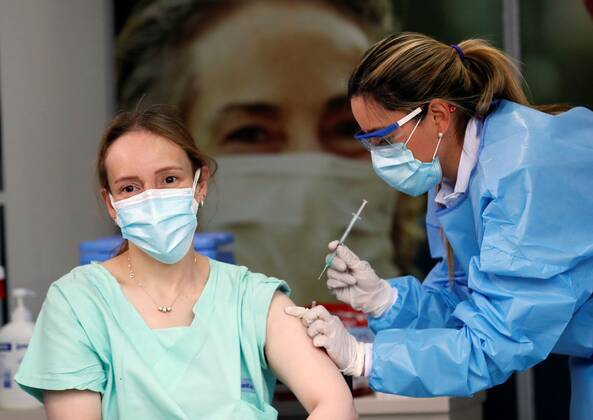 Doctor Silvia Gelvez, assigned to an emergency room, receives the first dose of the Pfizer vaccine at Clinica Colombia, in Bogotá, Colombia, on 18 February 2021. Health workers receive covid-19 vaccines in Bogota !ACHTUNG: NUR REDAKTIONELLE NUTZUNG!  Copyright: xMauricioxDuenasxCastanedax AME6671 20210218-637492536450543235