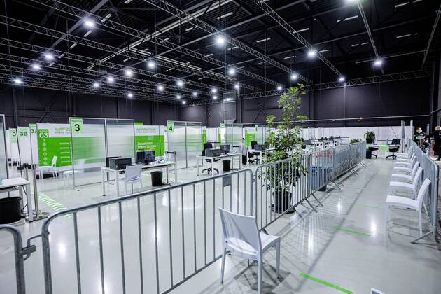 Rundgang Kreisimpfzentrum Ludwigsburg (KIZ) - Erster AstraZeneca Impfstoff wird geliefert. Seit heute wird dieser auch verimpft. 17.02.2021: Am 17.02.2021 wurde in das Kreisimpfzentrum Ludwigsburg (KIZ) der erste AstraZeneca Impfstoff geliefert. Dieser wird seit heute 18.02.2021 verimpft. Bisher gab es in Ludwigsburg nur den Moderna sowie den Biontech Pfizer Impfstoff. Kreisbrandmeister Andy Dorroch und Kollege Bastian Rittmann kontrollieren den Impfstoff und stellen diesen sofort in den Kühlschrank. In diesem Impfzentrum kann in der Halle auf zehn parallel angelegten Impfbahnen geimpft werden, für jede stehen ein Arzt samt Team bereit. Auf vier weiteren Bahnen werden die Zweitimpfungen stattfinden, für die keine Aufklärungsgespräche me