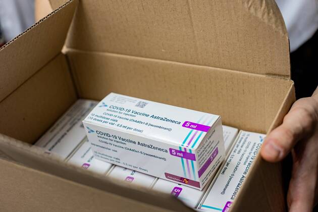 Rundgang Kreisimpfzentrum Ludwigsburg (KIZ) - Erster AstraZeneca Impfstoff wird geliefert. Seit heute wird dieser auch verimpft. 17.02.2021: Am 17.02.2021 wurde in das Kreisimpfzentrum Ludwigsburg (KIZ) der erste AstraZeneca Impfstoff geliefert. Dieser wird seit heute 18.02.2021 verimpft. Bisher gab es in Ludwigsburg nur den Moderna sowie den Biontech Pfizer Impfstoff. Kreisbrandmeister Andy Dorroch und Kollege Bastian Rittmann kontrollieren den Impfstoff und stellen diesen sofort in den Kühlschrank. In diesem Impfzentrum kann in der Halle auf zehn parallel angelegten Impfbahnen geimpft werden, für jede stehen ein Arzt samt Team bereit. Auf vier weiteren Bahnen werden die Zweitimpfungen stattfinden, für die keine Aufklärungsgespräche me