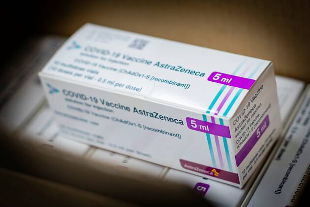 Rundgang Kreisimpfzentrum Ludwigsburg (KIZ) - Erster AstraZeneca Impfstoff wird geliefert. Seit heute wird dieser auch verimpft. 17.02.2021: Am 17.02.2021 wurde in das Kreisimpfzentrum Ludwigsburg (KIZ) der erste AstraZeneca Impfstoff geliefert. Dieser wird seit heute 18.02.2021 verimpft. Bisher gab es in Ludwigsburg nur den Moderna sowie den Biontech Pfizer Impfstoff. Kreisbrandmeister Andy Dorroch und Kollege Bastian Rittmann kontrollieren den Impfstoff und stellen diesen sofort in den Kühlschrank. In diesem Impfzentrum kann in der Halle auf zehn parallel angelegten Impfbahnen geimpft werden, für jede stehen ein Arzt samt Team bereit. Auf vier weiteren Bahnen werden die Zweitimpfungen stattfinden, für die keine Aufklärungsgespräche me