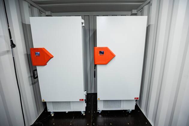 Rundgang Kreisimpfzentrum Ludwigsburg (KIZ) - Erster AstraZeneca Impfstoff wird geliefert. Seit heute wird dieser auch verimpft. 17.02.2021: Am 17.02.2021 wurde in das Kreisimpfzentrum Ludwigsburg (KIZ) der erste AstraZeneca Impfstoff geliefert. Dieser wird seit heute 18.02.2021 verimpft. Bisher gab es in Ludwigsburg nur den Moderna sowie den Biontech Pfizer Impfstoff. Kreisbrandmeister Andy Dorroch und Kollege Bastian Rittmann kontrollieren den Impfstoff und stellen diesen sofort in den Kühlschrank. In diesem Impfzentrum kann in der Halle auf zehn parallel angelegten Impfbahnen geimpft werden, für jede stehen ein Arzt samt Team bereit. Auf vier weiteren Bahnen werden die Zweitimpfungen stattfinden, für die keine Aufklärungsgespräche me