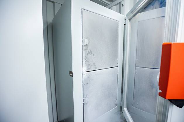 Rundgang Kreisimpfzentrum Ludwigsburg (KIZ) - Erster AstraZeneca Impfstoff wird geliefert. Seit heute wird dieser auch verimpft. 17.02.2021: Am 17.02.2021 wurde in das Kreisimpfzentrum Ludwigsburg (KIZ) der erste AstraZeneca Impfstoff geliefert. Dieser wird seit heute 18.02.2021 verimpft. Bisher gab es in Ludwigsburg nur den Moderna sowie den Biontech Pfizer Impfstoff. Kreisbrandmeister Andy Dorroch und Kollege Bastian Rittmann kontrollieren den Impfstoff und stellen diesen sofort in den Kühlschrank. In diesem Impfzentrum kann in der Halle auf zehn parallel angelegten Impfbahnen geimpft werden, für jede stehen ein Arzt samt Team bereit. Auf vier weiteren Bahnen werden die Zweitimpfungen stattfinden, für die keine Aufklärungsgespräche me