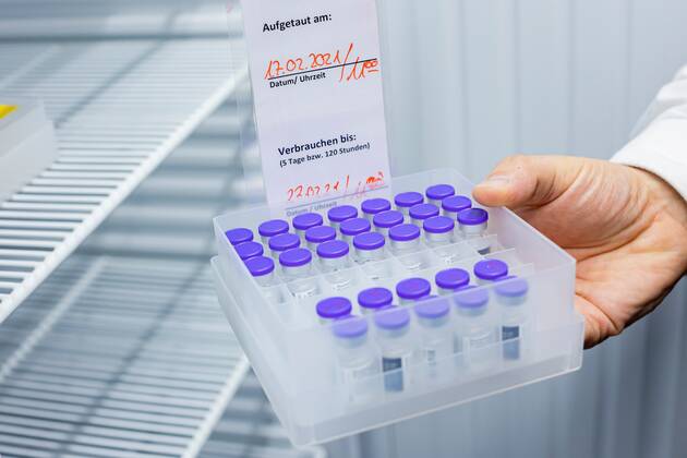 Rundgang Kreisimpfzentrum Ludwigsburg (KIZ) - Erster AstraZeneca Impfstoff wird geliefert. Seit heute wird dieser auch verimpft. 17.02.2021: Am 17.02.2021 wurde in das Kreisimpfzentrum Ludwigsburg (KIZ) der erste AstraZeneca Impfstoff geliefert. Dieser wird seit heute 18.02.2021 verimpft. Bisher gab es in Ludwigsburg nur den Moderna sowie den Biontech Pfizer Impfstoff. Kreisbrandmeister Andy Dorroch und Kollege Bastian Rittmann kontrollieren den Impfstoff und stellen diesen sofort in den Kühlschrank. In diesem Impfzentrum kann in der Halle auf zehn parallel angelegten Impfbahnen geimpft werden, für jede stehen ein Arzt samt Team bereit. Auf vier weiteren Bahnen werden die Zweitimpfungen stattfinden, für die keine Aufklärungsgespräche me