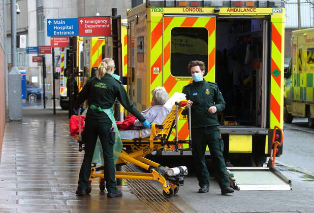 18 02 2021. London, United Kingdom. A steady Stream of patients arriving at the Royal London Hospital in Whitechapel. The NHS is under severe pressure with the Coronavirus pandemic, the extra winter demands and the backlog of patients on waiting lists. Royal London Hospital. Whitechapel.  Copyright: xMarkxThomasx xParsonsxMediax PAR-7081-0003