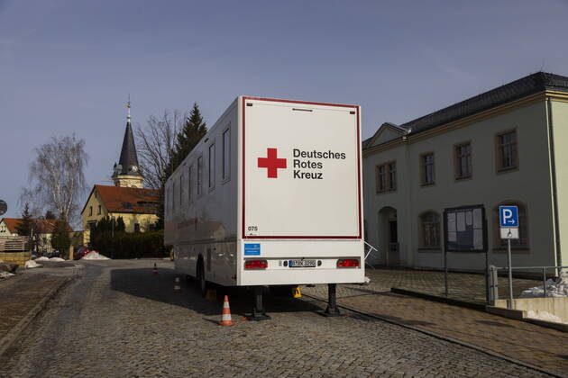 Corona Impfung Testlauf für mobiles Impfzentrum in Bannewitz am Bürgerhaus durch das DRK eingerichtet. Ab Freitag bis Sonntag können sich alle Einwohner über 80 Jahre gegen das Corona-Virus impfen lassen. Die Senioren wurden dazu von der Gemeindeverwaltung kontaktiert und eingeladen. Durch diese Einrichtung sollen den Bewohnern weite Wege zu den Impfstationen erspart werden. Bannewitz Sachsen GERMANY