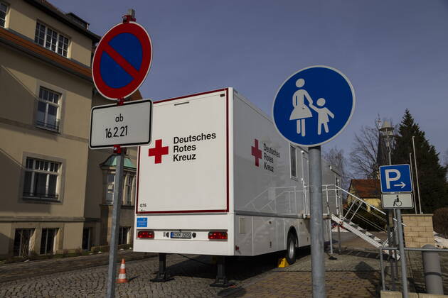 Corona Impfung Testlauf für mobiles Impfzentrum in Bannewitz am Bürgerhaus durch das DRK eingerichtet. Ab Freitag bis Sonntag können sich alle Einwohner über 80 Jahre gegen das Corona-Virus impfen lassen. Die Senioren wurden dazu von der Gemeindeverwaltung kontaktiert und eingeladen. Durch diese Einrichtung sollen den Bewohnern weite Wege zu den Impfstationen erspart werden. Bannewitz Sachsen GERMANY