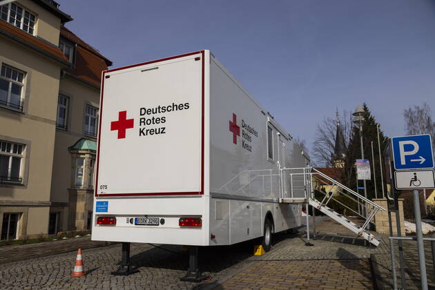 Corona Impfung Testlauf für mobiles Impfzentrum in Bannewitz am Bürgerhaus durch das DRK eingerichtet. Ab Freitag bis Sonntag können sich alle Einwohner über 80 Jahre gegen das Corona-Virus impfen lassen. Die Senioren wurden dazu von der Gemeindeverwaltung kontaktiert und eingeladen. Durch diese Einrichtung sollen den Bewohnern weite Wege zu den Impfstationen erspart werden. Bannewitz Sachsen GERMANY