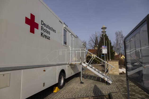 Corona Impfung Testlauf für mobiles Impfzentrum in Bannewitz am Bürgerhaus durch das DRK eingerichtet. Ab Freitag bis Sonntag können sich alle Einwohner über 80 Jahre gegen das Corona-Virus impfen lassen. Die Senioren wurden dazu von der Gemeindeverwaltung kontaktiert und eingeladen. Durch diese Einrichtung sollen den Bewohnern weite Wege zu den Impfstationen erspart werden. Bannewitz Sachsen GERMANY