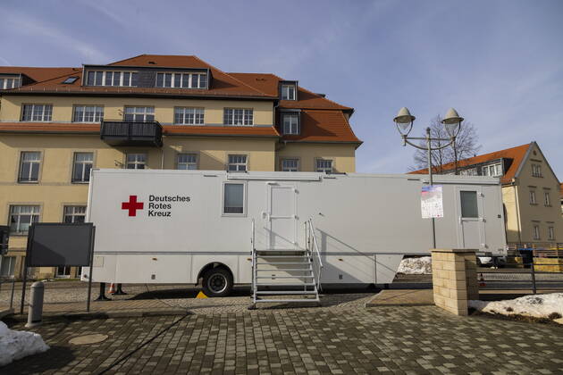 Corona Impfung Testlauf für mobiles Impfzentrum in Bannewitz am Bürgerhaus durch das DRK eingerichtet. Ab Freitag bis Sonntag können sich alle Einwohner über 80 Jahre gegen das Corona-Virus impfen lassen. Die Senioren wurden dazu von der Gemeindeverwaltung kontaktiert und eingeladen. Durch diese Einrichtung sollen den Bewohnern weite Wege zu den Impfstationen erspart werden. Bannewitz Sachsen GERMANY