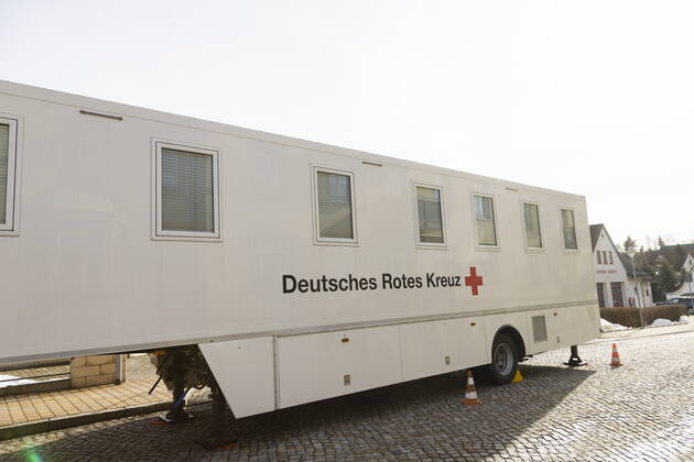 Corona Impfung Testlauf für mobiles Impfzentrum in Bannewitz am Bürgerhaus durch das DRK eingerichtet. Ab Freitag bis Sonntag können sich alle Einwohner über 80 Jahre gegen das Corona-Virus impfen lassen. Die Senioren wurden dazu von der Gemeindeverwaltung kontaktiert und eingeladen. Durch diese Einrichtung sollen den Bewohnern weite Wege zu den Impfstationen erspart werden. Bannewitz Sachsen GERMANY