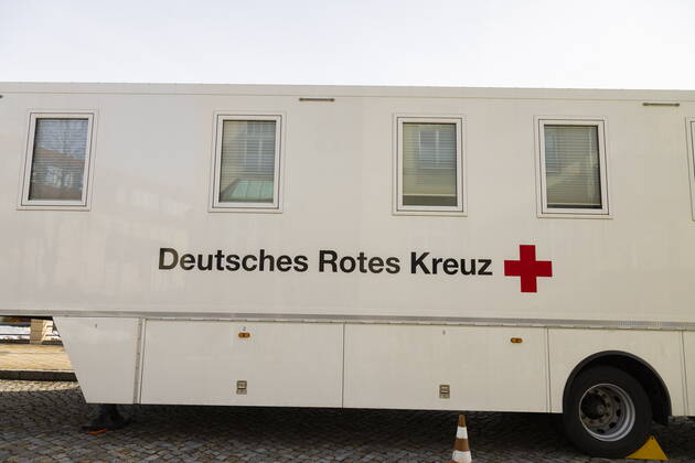 Corona Impfung Testlauf für mobiles Impfzentrum in Bannewitz am Bürgerhaus durch das DRK eingerichtet. Ab Freitag bis Sonntag können sich alle Einwohner über 80 Jahre gegen das Corona-Virus impfen lassen. Die Senioren wurden dazu von der Gemeindeverwaltung kontaktiert und eingeladen. Durch diese Einrichtung sollen den Bewohnern weite Wege zu den Impfstationen erspart werden. Bannewitz Sachsen GERMANY