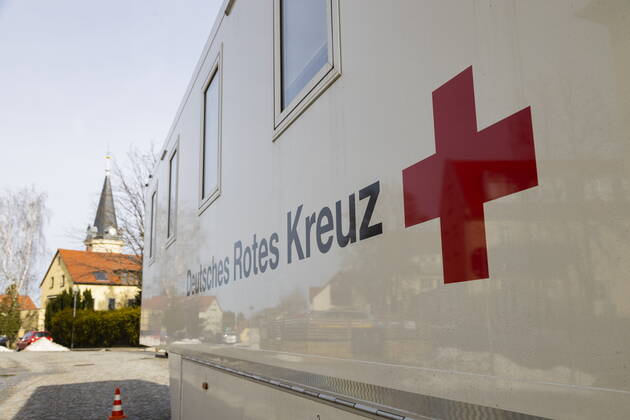 Corona Impfung Testlauf für mobiles Impfzentrum in Bannewitz am Bürgerhaus durch das DRK eingerichtet. Ab Freitag bis Sonntag können sich alle Einwohner über 80 Jahre gegen das Corona-Virus impfen lassen. Die Senioren wurden dazu von der Gemeindeverwaltung kontaktiert und eingeladen. Durch diese Einrichtung sollen den Bewohnern weite Wege zu den Impfstationen erspart werden. Bannewitz Sachsen GERMANY