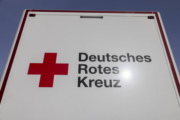 Corona Impfung Testlauf für mobiles Impfzentrum in Bannewitz am Bürgerhaus durch das DRK eingerichtet. Ab Freitag bis Sonntag können sich alle Einwohner über 80 Jahre gegen das Corona-Virus impfen lassen. Die Senioren wurden dazu von der Gemeindeverwaltung kontaktiert und eingeladen. Durch diese Einrichtung sollen den Bewohnern weite Wege zu den Impfstationen erspart werden. Bannewitz Sachsen GERMANY