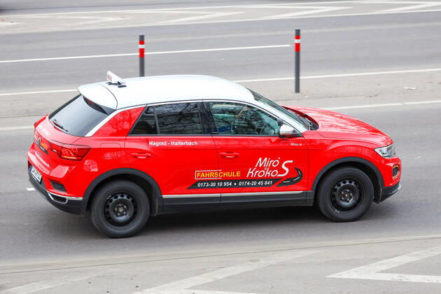 Demonstration Landtag am 18.02.2021 in Stuttgart (Innenstadt), Germany Ein Fahrschulauto aus dem Autokorso fährt auf Höhe des Landtags vorbei. Stuttgart Innenstadt Baden-Württemberg Germany