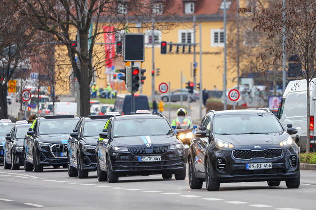 Demonstration Landtag am 18.02.2021 in Stuttgart (Innenstadt), Germany Autos aus dem Autokorso fahren auf der B14 am Landtagsgebäude vorbei. Stuttgart Innenstadt Baden-Württemberg Germany