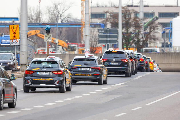Demonstration Landtag am 18.02.2021 in Stuttgart (Innenstadt), Germany Autos aus dem Autokorso fahren auf der B14 am Landtagsgebäude vorbei. Stuttgart Innenstadt Baden-Württemberg Germany