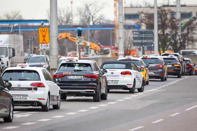 Demonstration Landtag am 18.02.2021 in Stuttgart (Innenstadt), Germany Autos aus dem Autokorso fahren auf der B14 am Landtagsgebäude vorbei. Stuttgart Innenstadt Baden-Württemberg Germany