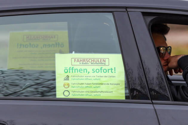 Demonstration Landtag am 18.02.2021 in Stuttgart (Innenstadt), Germany Ein Banner in der Autoscheibe mit dem Aufruf FAHRSCHULEN ÖFFNEN SOFORT, fährt auf der B14 am Landtag vorbei. Stuttgart Innenstadt Baden-Württemberg Germany