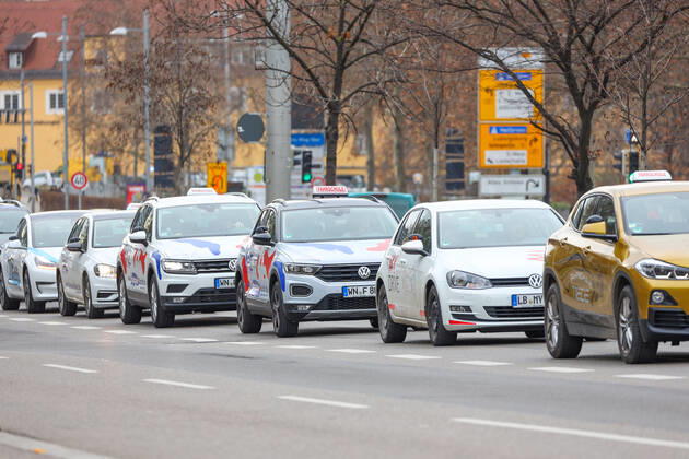 Demonstration Landtag am 18.02.2021 in Stuttgart (Innenstadt), Germany Autos aus dem Autokorso fahren auf der B14 am Landtagsgebäude vorbei. Stuttgart Innenstadt Baden-Württemberg Germany