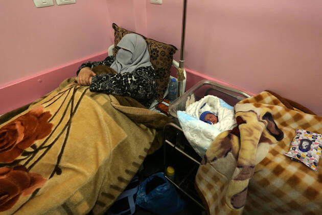 February 18, 2021, khan Younis, Gaza Strip, Palestinian Territory: The wife of the Palestinian prisoner Mohammad al-Qudra, holds her newborn baby, from whom she conceived with sperm smuggled out of an Israeli prison, at Nasser Medical Complex in khan Younis in the southern of Gaza strip on February 18, 2021. Since 2004, Palestinian security prisoners, who are denied conjugal visitations by their wives, have tried to smuggle their sperm out of Israeli prisons, so that their wives can be inseminated in fertility clinics in the West Bank and Ghazza, and bear them children khan Younis Palestinian Territory - ZUMAap3_ 20210218_zaf_ap3_167 Copyright: xAshrafxAmrax