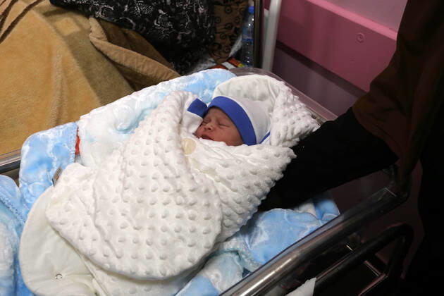 February 18, 2021, khan Younis, Gaza Strip, Palestinian Territory: Relatives of the Palestinian prisoner Muhammad al-Qudra carry the newborn, at Nasser Medical Complex in khan Younis in the southern of Gaza strip on February 18, 2021. Eman al-Qudra gave birth to her newborn in a successful smuggling of sperm to lead to a pregnancy. Since 2004, Palestinian security prisoners, who are denied conjugal visitations by their wives, have tried to smuggle their sperm out of Israeli prisons, so that their wives can be inseminated in fertility clinics in the West Bank and Ghazza, and bear them children khan Younis Palestinian Territory - ZUMAap3_ 20210218_zaf_ap3_168 Copyright: xAshrafxAmrax
