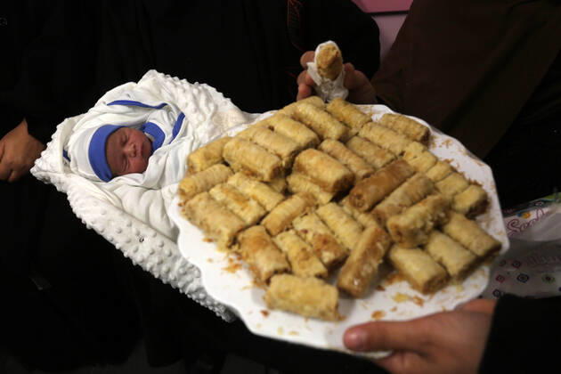 February 18, 2021, khan Younis, Gaza Strip, Palestinian Territory: Relatives of Palestinian prisoner Muhammad al-Qudra celebrate, at Nasser Medical Complex in khan Younis in the southern of Gaza strip on February 18, 2021. Eman al-Qudra gave birth to her newborn in a successful smuggling of sperm to lead to a pregnancy. Since 2004, Palestinian security prisoners, who are denied conjugal visitations by their wives, have tried to smuggle their sperm out of Israeli prisons, so that their wives can be inseminated in fertility clinics in the West Bank and Ghazza, and bear them children khan Younis Palestinian Territory - ZUMAap3_ 20210218_zaf_ap3_171 Copyright: xAshrafxAmrax