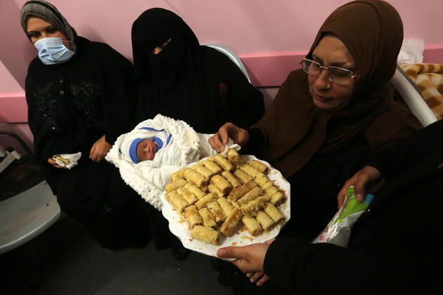 February 18, 2021, khan Younis, Gaza Strip, Palestinian Territory: Relatives of Palestinian prisoner Muhammad al-Qudra celebrate, at Nasser Medical Complex in khan Younis in the southern of Gaza strip on February 18, 2021. Eman al-Qudra gave birth to her newborn in a successful smuggling of sperm to lead to a pregnancy. Since 2004, Palestinian security prisoners, who are denied conjugal visitations by their wives, have tried to smuggle their sperm out of Israeli prisons, so that their wives can be inseminated in fertility clinics in the West Bank and Ghazza, and bear them children khan Younis Palestinian Territory - ZUMAap3_ 20210218_zaf_ap3_177 Copyright: xAshrafxAmrax