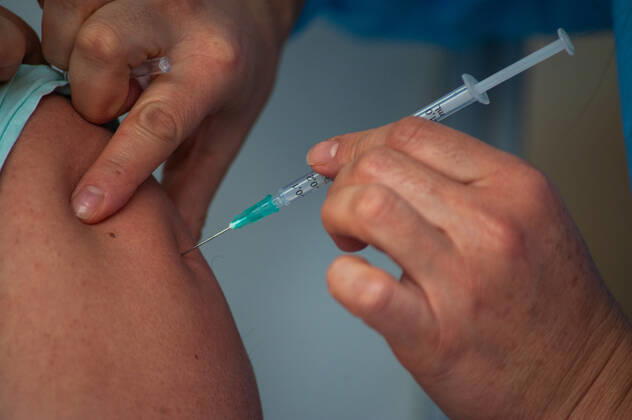 Health staff from hospitals like the Police Hospital and Clinica Colombia prepare and vaccinate their health staff as part of the first phase of vaccinations in Bogota, Colombia on February 18, 2021 Bogota Cundinamarca Colombia Copyright: xChepaxBeltranx CHE_btavac_20210218019