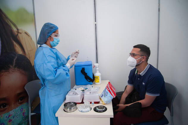 Health staff from hospitals like the Police Hospital and Clinica Colombia prepare and vaccinate their health staff as part of the first phase of vaccinations in Bogota, Colombia on February 18, 2021 Bogota Cundinamarca Colombia Copyright: xChepaxBeltranx CHE_btavac_20210218037