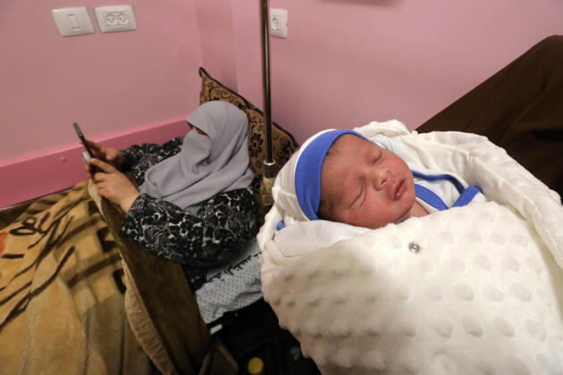 February 18, 2021, khan Younis, Gaza Strip, Palestinian Territory: Relatives of the Palestinian prisoner Muhammad al-Qudra carry the newborn, at Nasser Medical Complex in khan Younis in the southern of Gaza strip on February 18, 2021. Eman al-Qudra gave birth to her newborn in a successful smuggling of sperm to lead to a pregnancy. Since 2004, Palestinian security prisoners, who are denied conjugal visitations by their wives, have tried to smuggle their sperm out of Israeli prisons, so that their wives can be inseminated in fertility clinics in the West Bank and Ghazza, and bear them children khan Younis Palestinian Territory - ZUMAap3_ 20210218_zaf_ap3_194 Copyright: xAshrafxAmrax