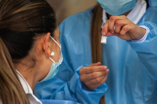 Health staff from hospitals like the Police Hospital and Clinica Colombia prepare and vaccinate their health staff as part of the first phase of vaccinations in Bogota, Colombia on February 18, 2021 Bogota Cundinamarca Colombia Copyright: xChepaxBeltranx CHE_btavac_20210218011