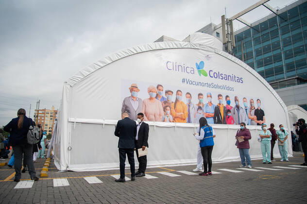 Health staff from hospitals like the Police Hospital and Clinica Colombia prepare and vaccinate their health staff as part of the first phase of vaccinations in Bogota, Colombia on February 18, 2021 Bogota Cundinamarca Colombia Copyright: xChepaxBeltranx CHE_btavac_20210218027