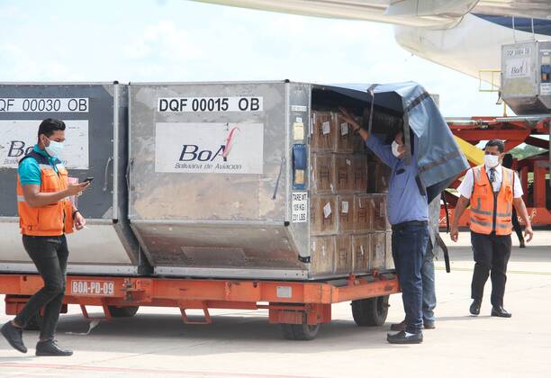 Airport workers unload today from a plane of the state airline BoA from Bombay, the batch of more than 15 tons of medicines for the treatment of covid-19, at the Viru Viru international airport in the city of Santa Cruz, Bolivia 18 February 2021. A batch of more than 15 tons of drugs for the treatment of covid-19 arrived in Bolivia this Thursday from India, as part of a government plan to purchase supplies directly from laboratories and pharmaceutical companies and avoid price speculation. Bolivia buys more than 15 tons of drugs against covid in India !ACHTUNG: NUR REDAKTIONELLE NUTZUNG!  Copyright: xJUANxCARLOSxTORREJONx AME6763 20210218-637492717282593162
